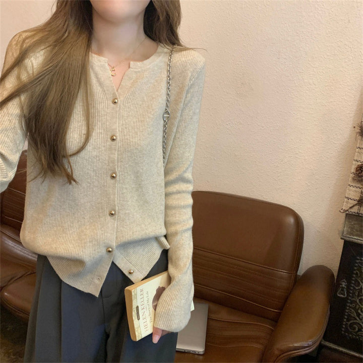 Cardigan en tricot élégant pour femmes avec détails en boutons et structure en fine côtes Chic & Stil