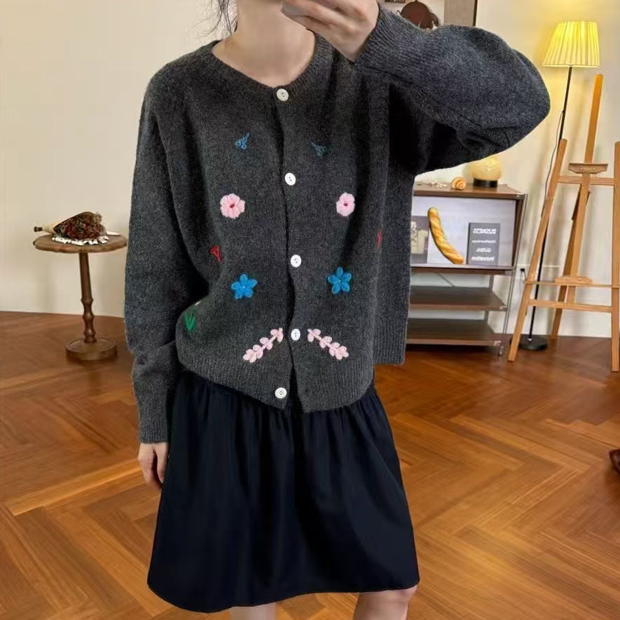 Lady cardigan with chic and stylish floral embroidery