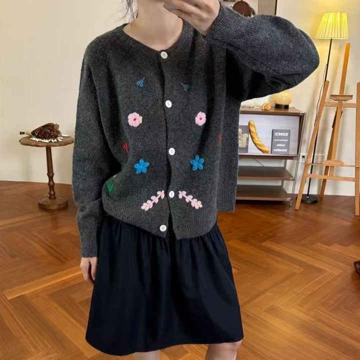 Lady cardigan with chic and stylish floral embroidery