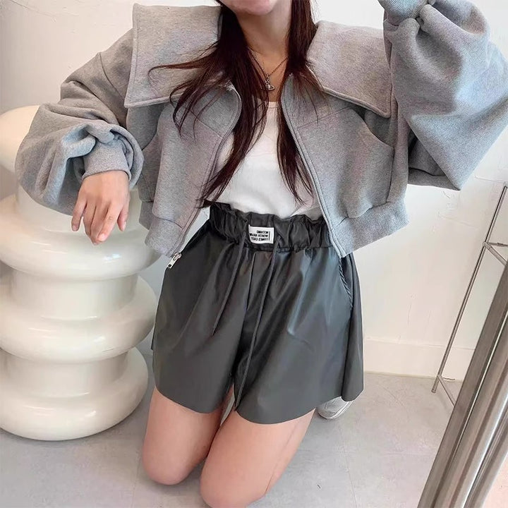 Veste sweat-shirt cropped moderne pour femmes avec un large col Chic & Stil