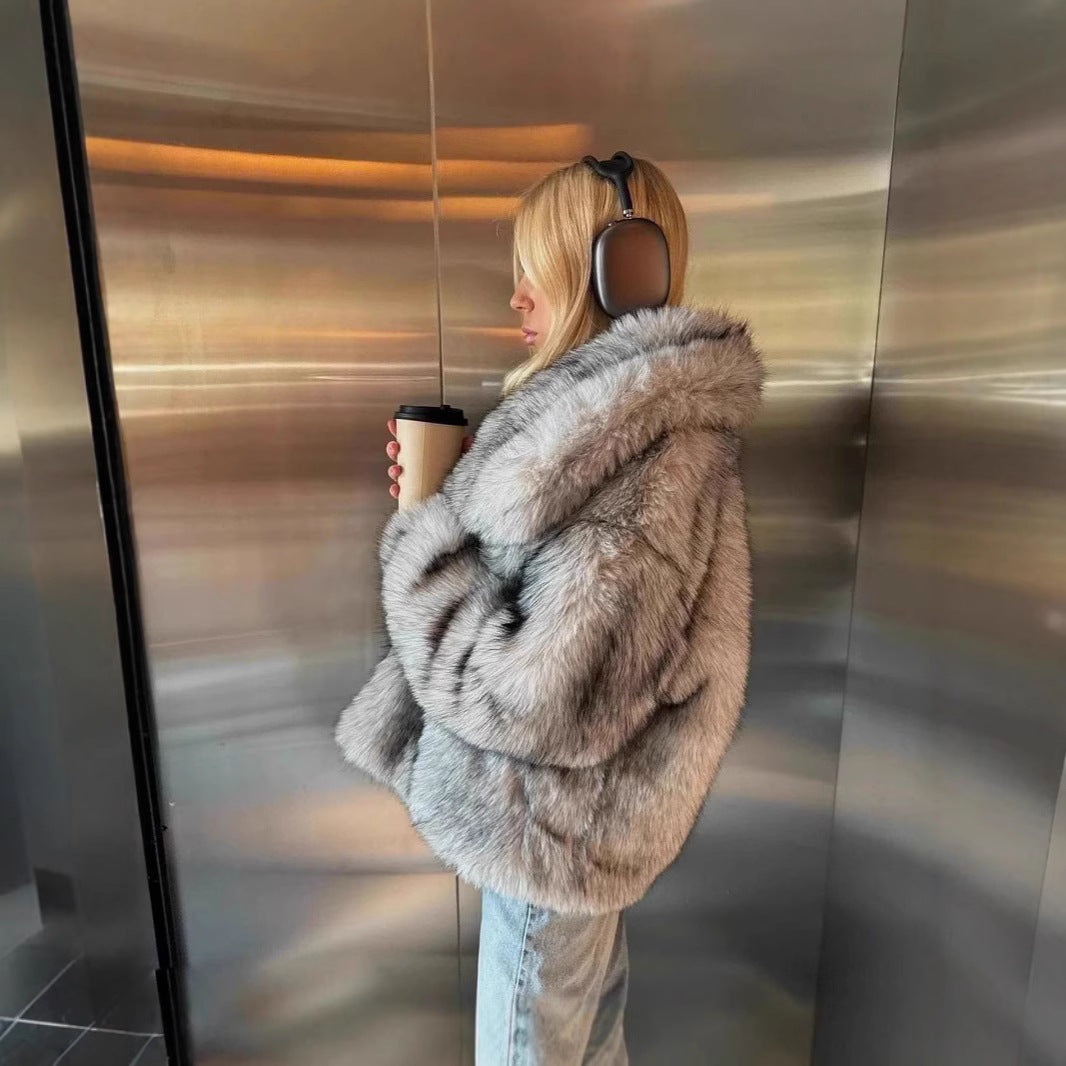 Elegant women's faux fur jacket with voluminous collar and zippered pockets Lune London