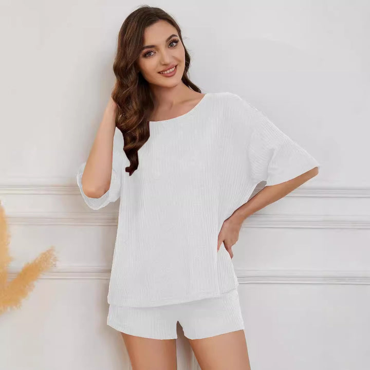 Comfortable women's set made up of an oversized top and chic shorts
