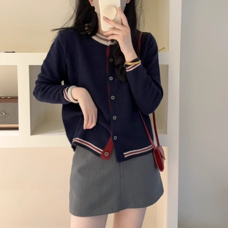 Cardigan pour femmes avec des poignets contrastés et des détails de bouton Chic & Stil