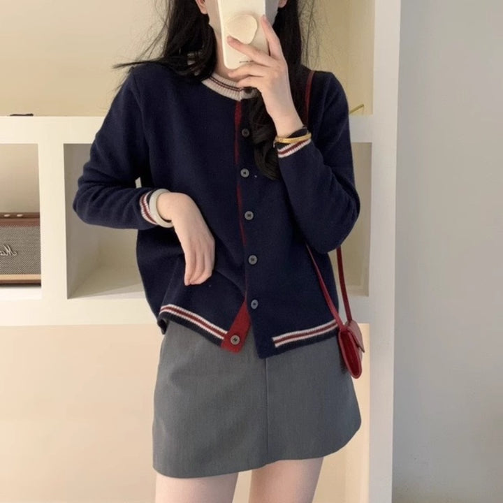 Cardigan pour femmes avec des poignets contrastés et des détails de bouton Chic & Stil