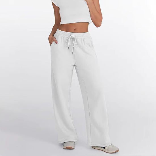 Women's loose leisure pants with elastic waistband and functional side pockets Chic & Stil