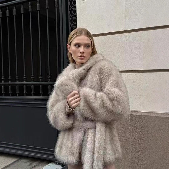 Ladies fashion oversized fur coat Chic und Style
