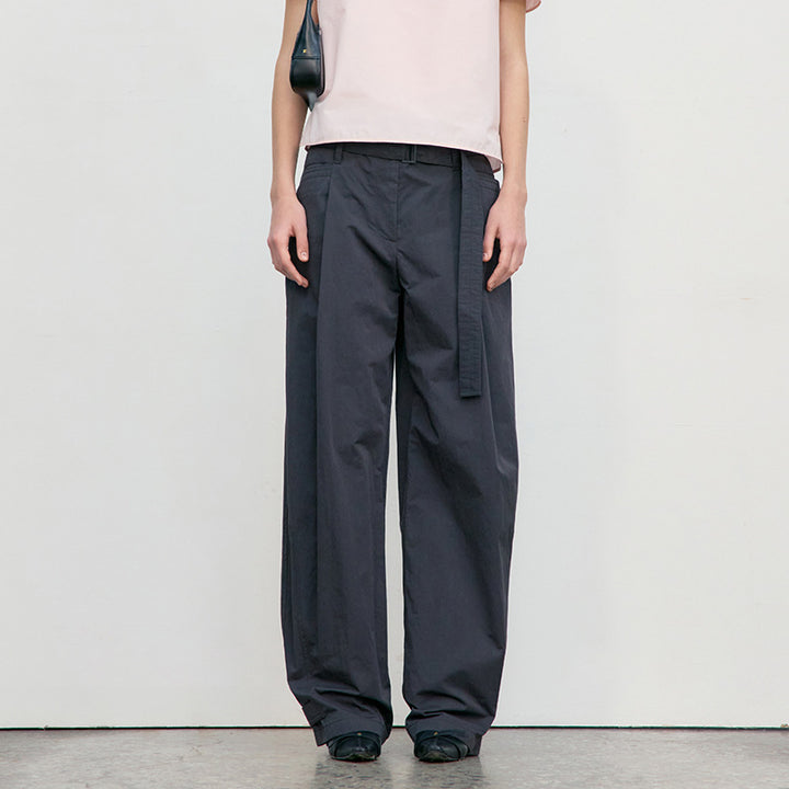 Pantalons en tissu à coupe large pour femmes avec ceinture tonale Chic & Stil
