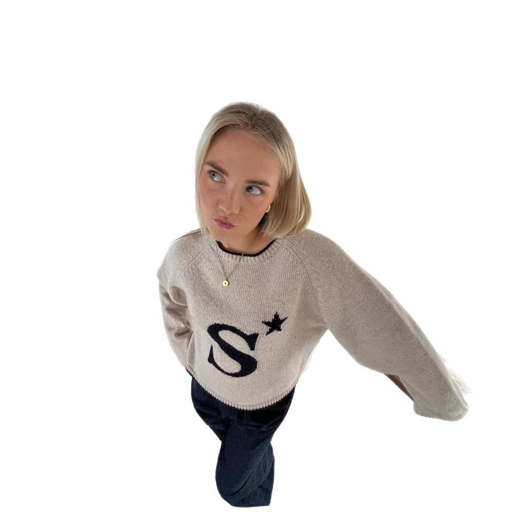 Trendy knit sweater for women with graphic design and relaxed fit pants Lune London