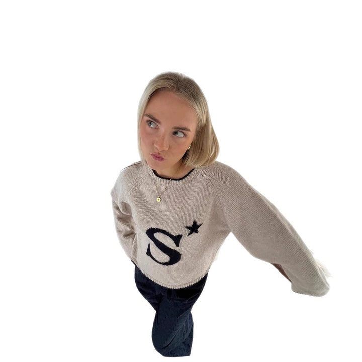 Trendy knit sweater for women with graphic design and relaxed fit pants Lune London