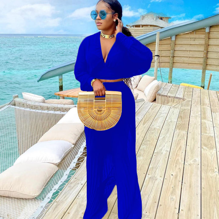 Ladies Elegant two-piece set with a loose fit and a deep V-neck Lune London