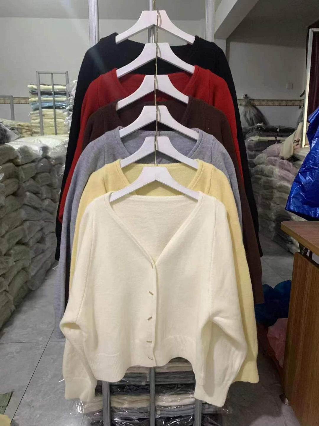 Cardigan pour femmes avec un deep V-neck et des boutons élégants Chic & Stil