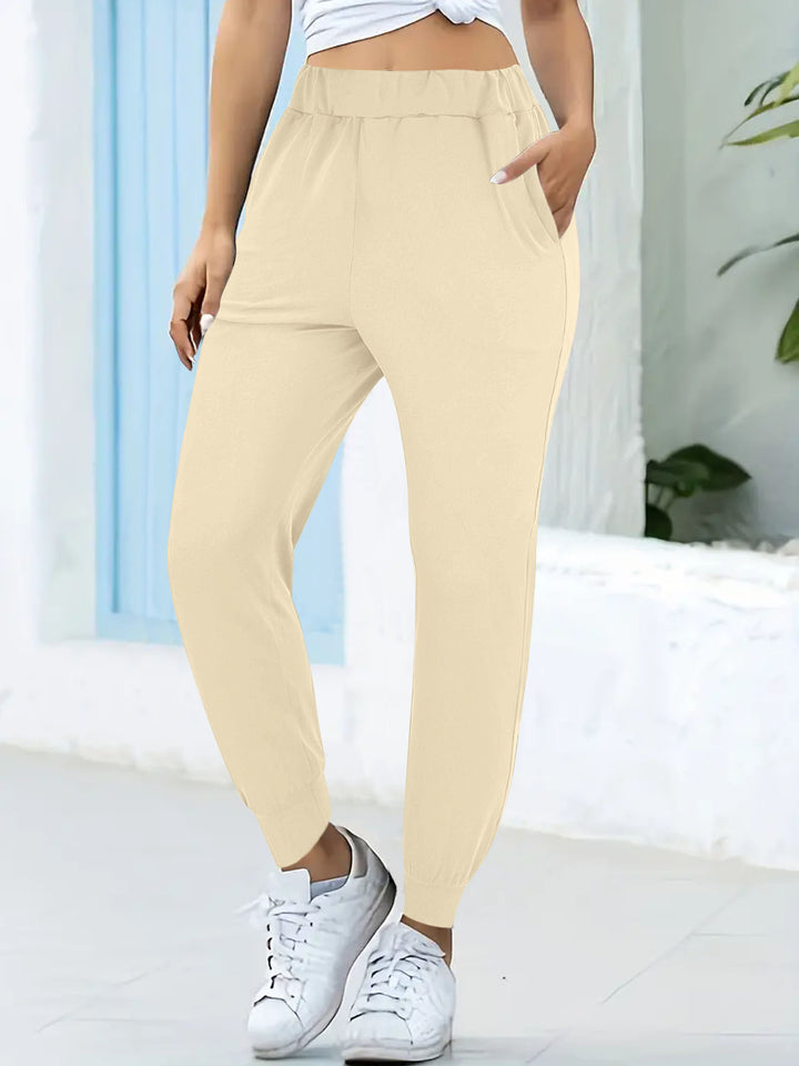 Comfortable jogging pants for women with elastic waistband and practical pockets Chic and Style