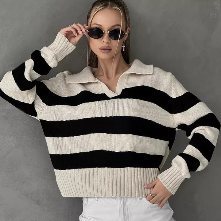 Pull décontracté pour femmes avec col en V et larges rayures Chic & Stil