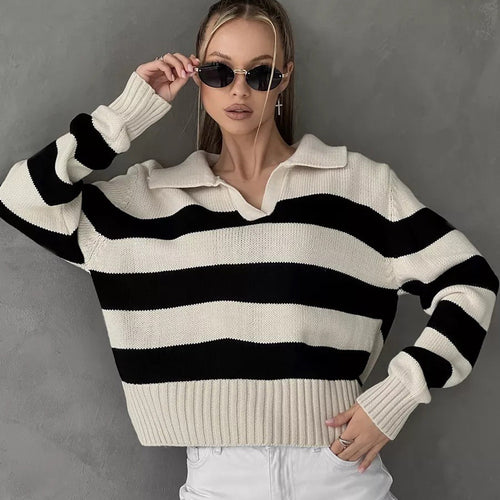 Pull décontracté pour femmes avec col en V et larges rayures Chic & Stil