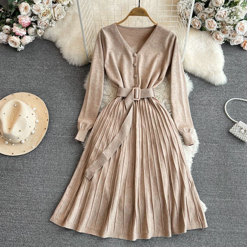 Pleated dress for women with belt and V-neck Lune London