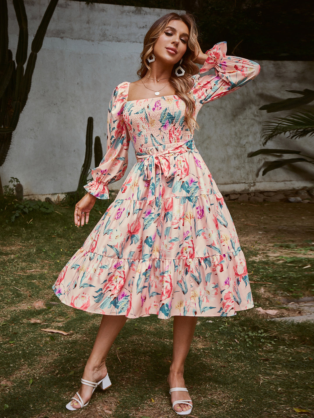 Mid-length dress for women with floral pattern and flattering cut Lune London