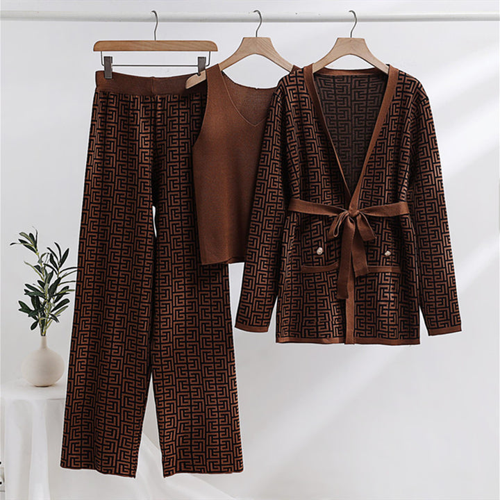 Fashionable and luxurious women's lounge set with an elegant pattern and practical pockets Lune London