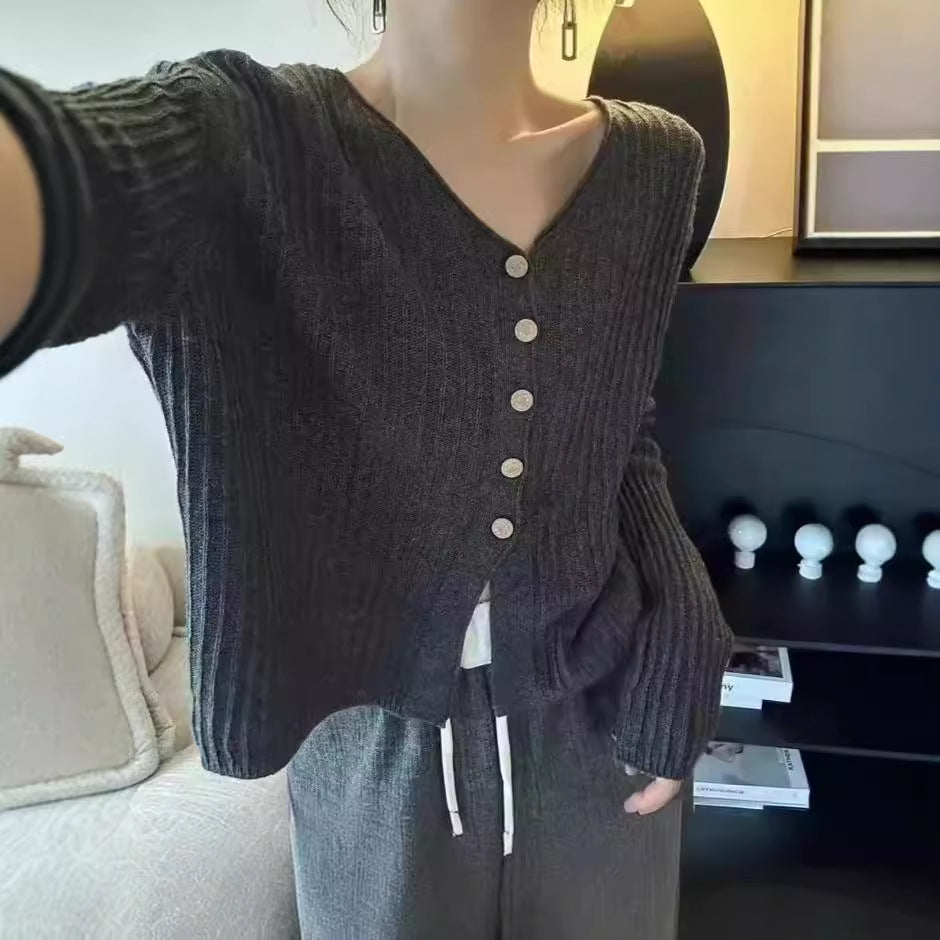 Cardigan femme avec des boutons décoratifs et un décolleté en V profond Chic & Stil