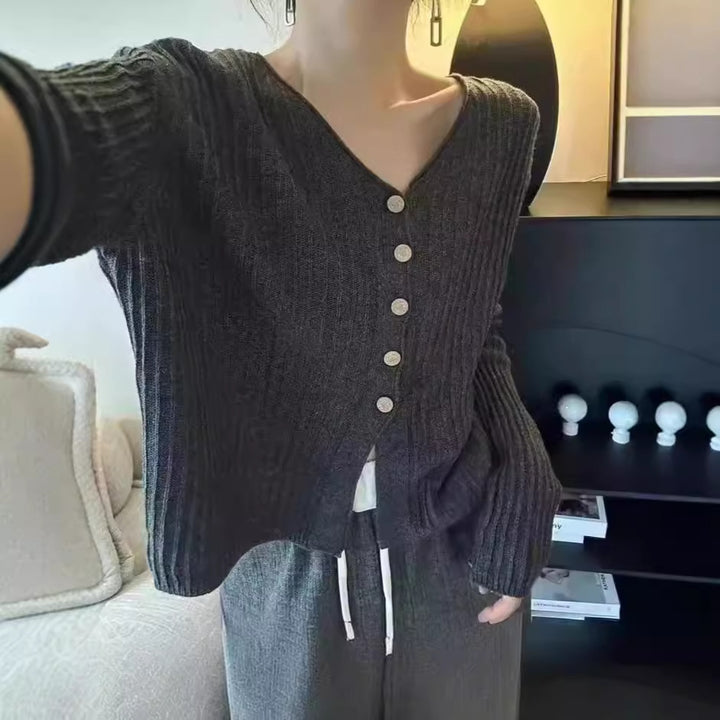Cardigan femme avec des boutons décoratifs et un décolleté en V profond Chic & Stil