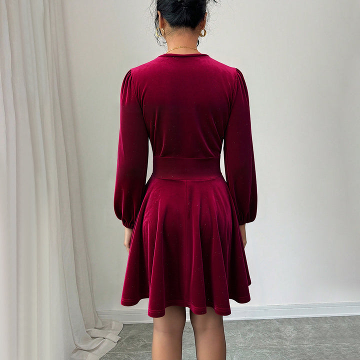 Robe à manches courtes pour femmes avec des manches bouffantes élégantes et un col en V Chic & Stil