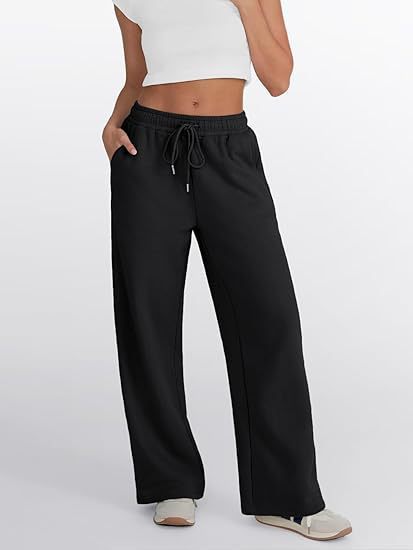 Women's loose leisure pants with elastic waistband and functional side pockets Chic & Stil