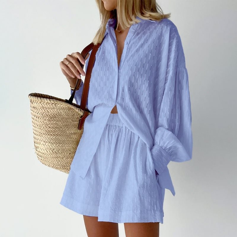 Oversized casual shirt for women with structure and chic and stylish short shorts