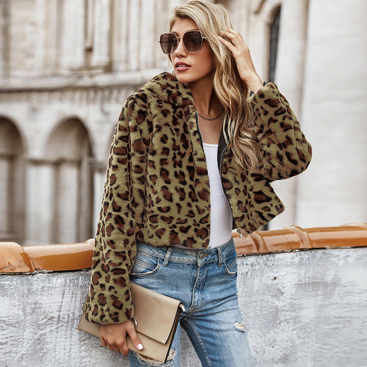 Faux fur jacket for women with an elegant leopard pattern and a modern cut Lune London