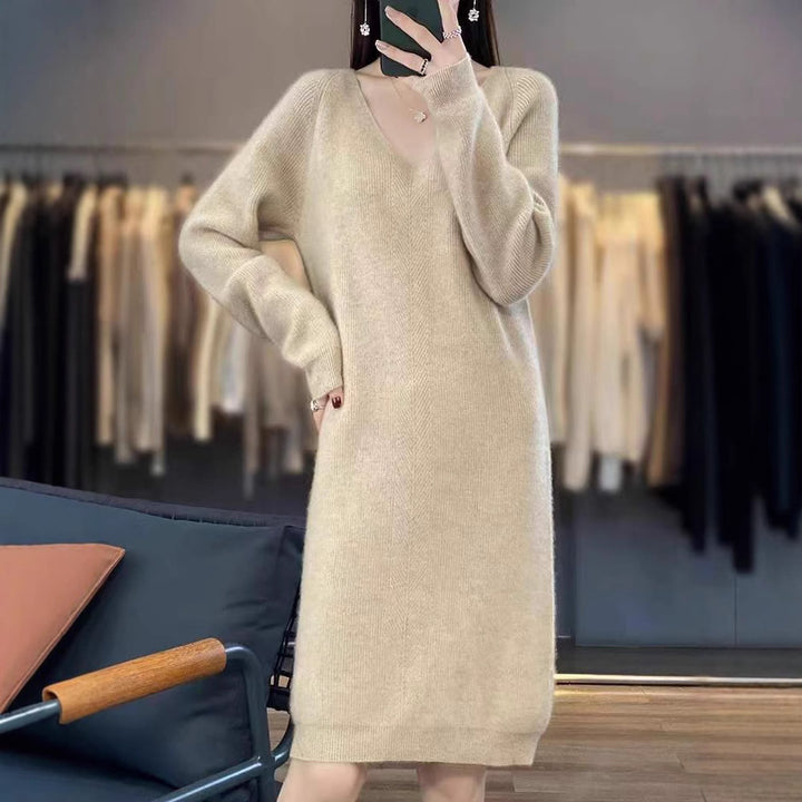 Comfortable knit dress for women with V-neck and relaxed fit Lune London