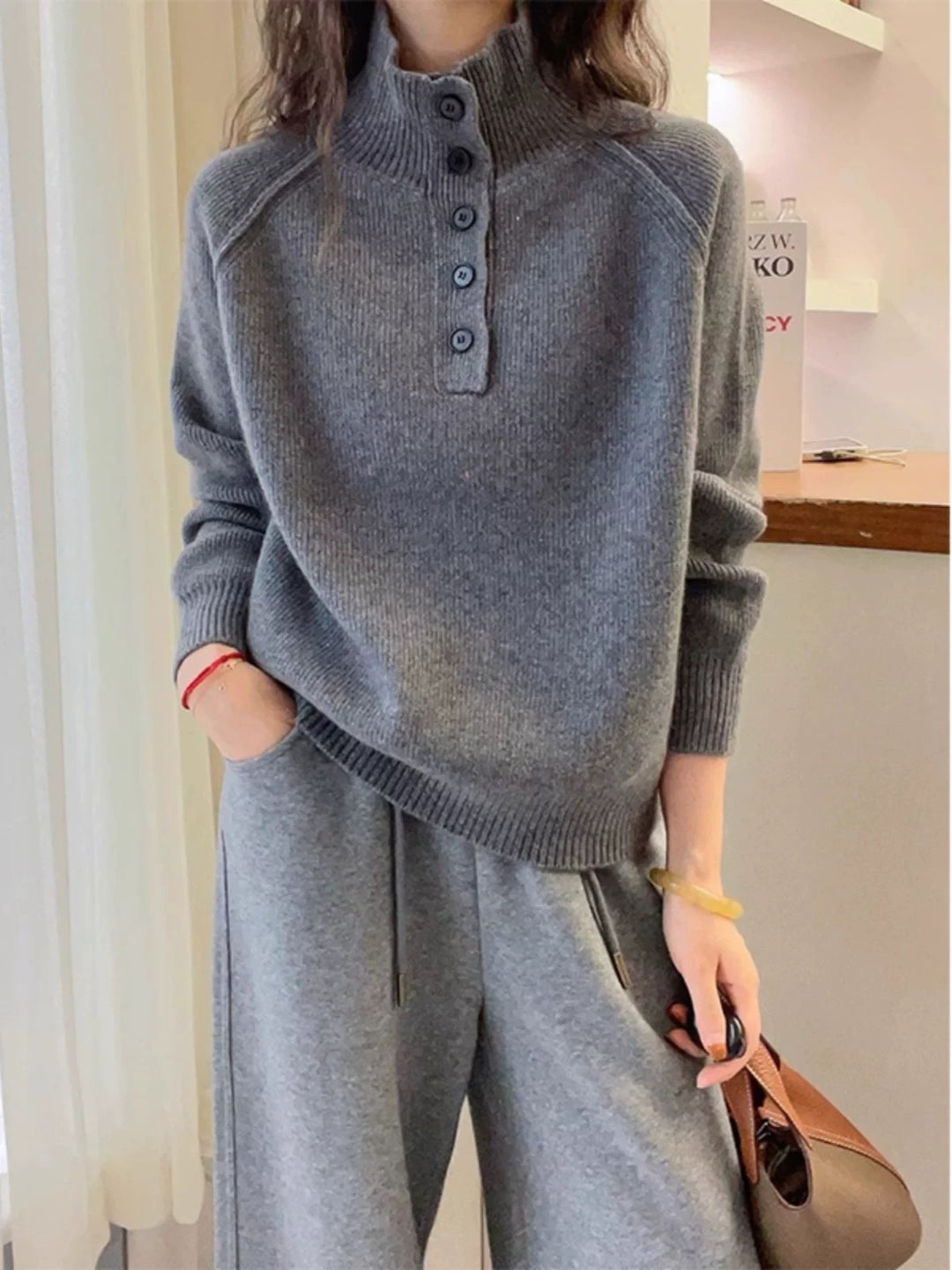 Pull en maille épaisse pour femmes avec col haut et boutons décoratifs Chic & Stil