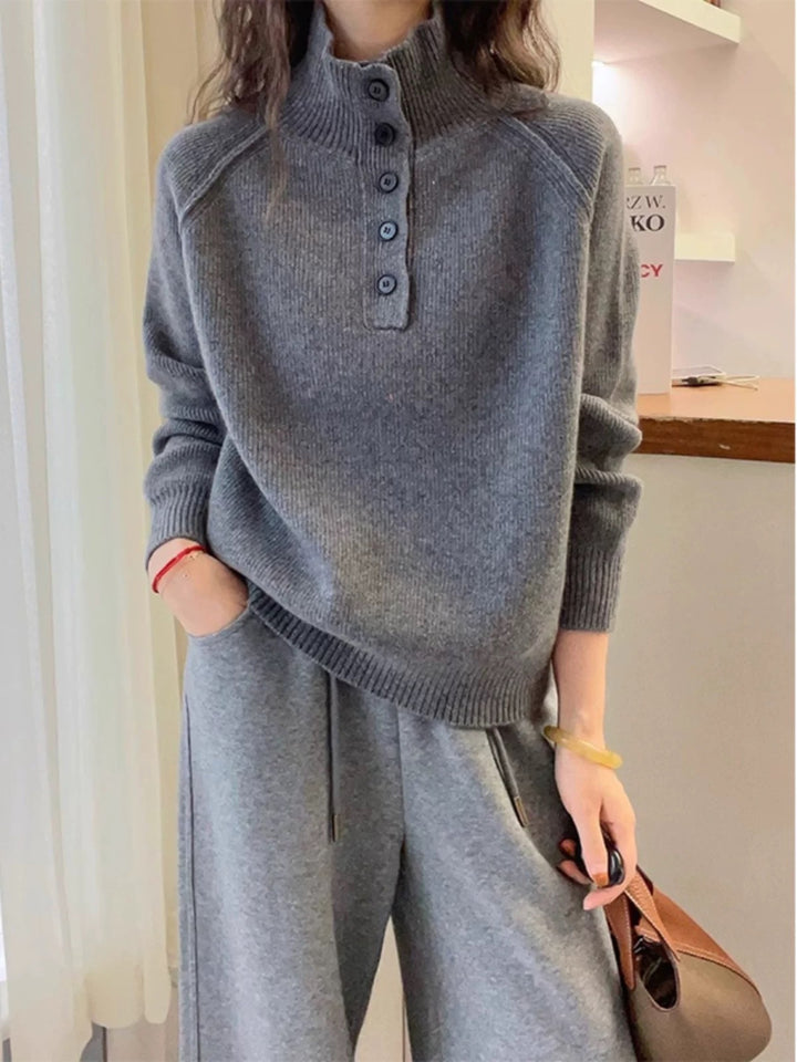 Pull en maille épaisse pour femmes avec col haut et boutons décoratifs Chic & Stil