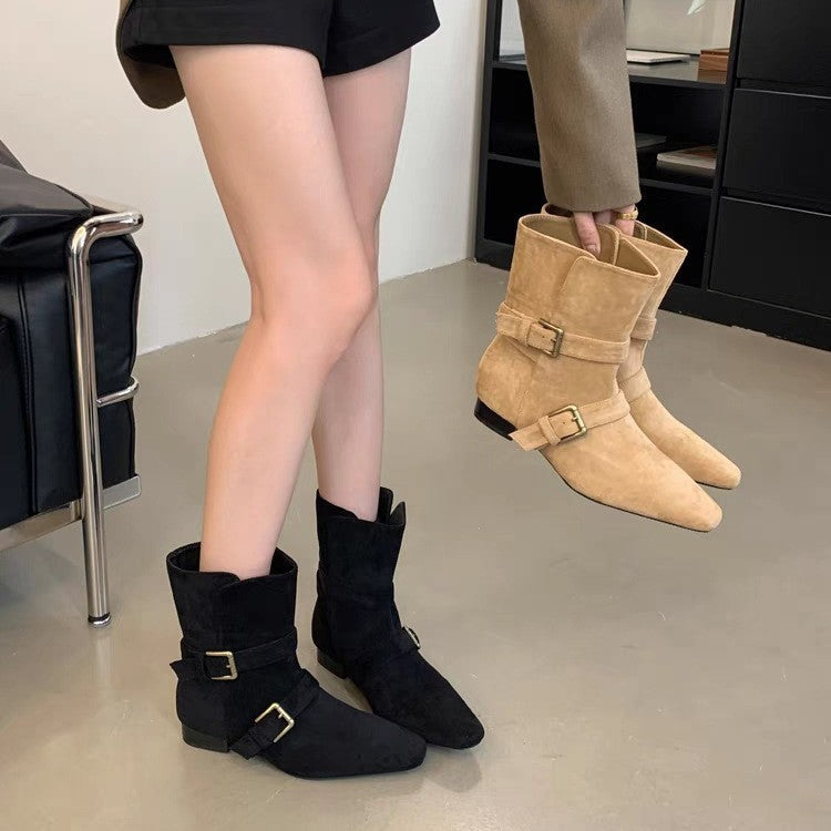 Stylish Chelsea boots for ladies with a trendy chain detail and a chic heel