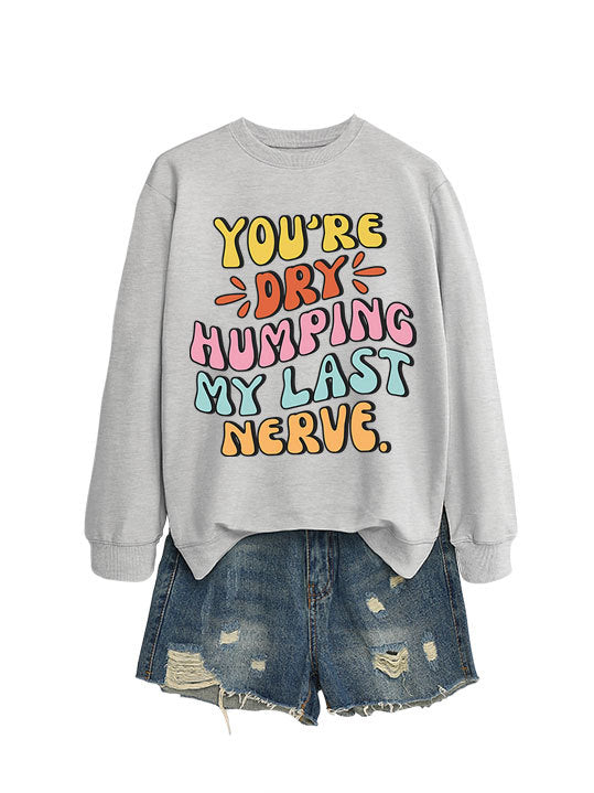 Sweat-shirt femme avec slogan de bande dessinée joyeux et coupe décontractée Chic & Stil