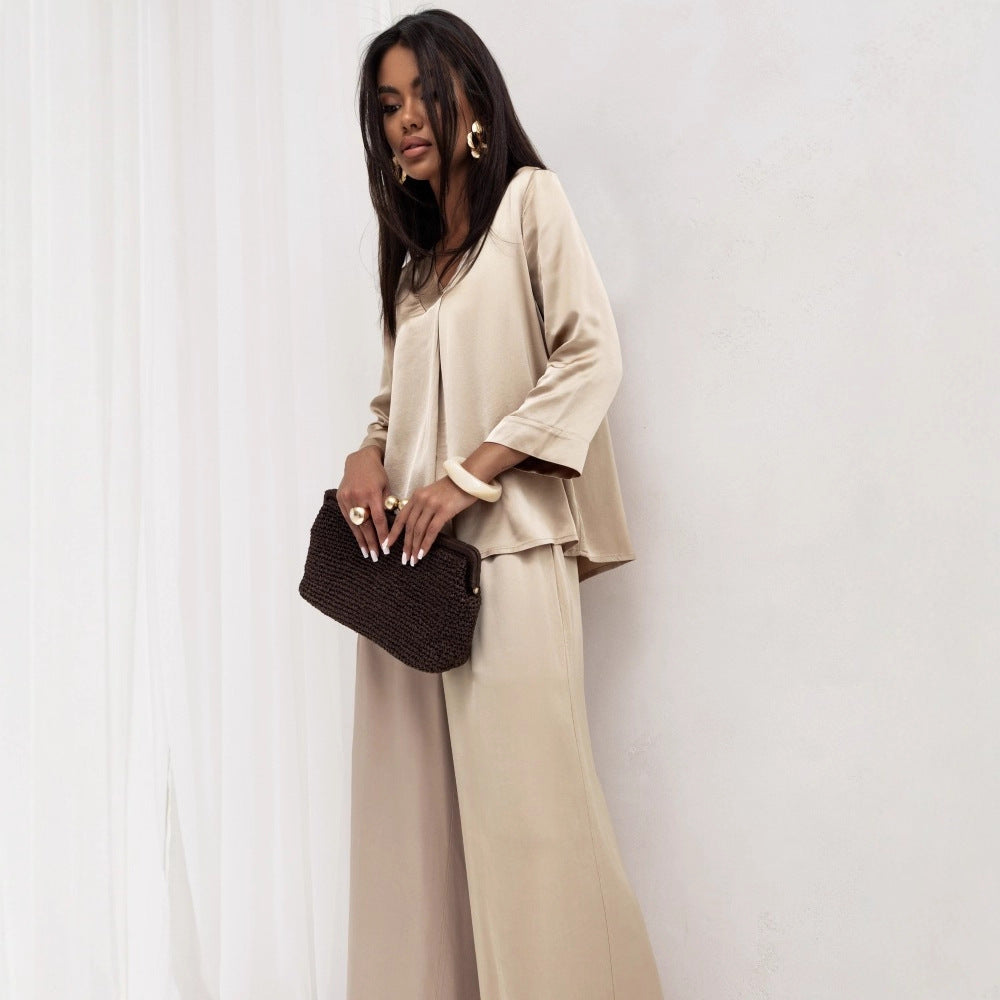 Elegant satin loungewear set for women with a loose fit and classic lapels Lune London