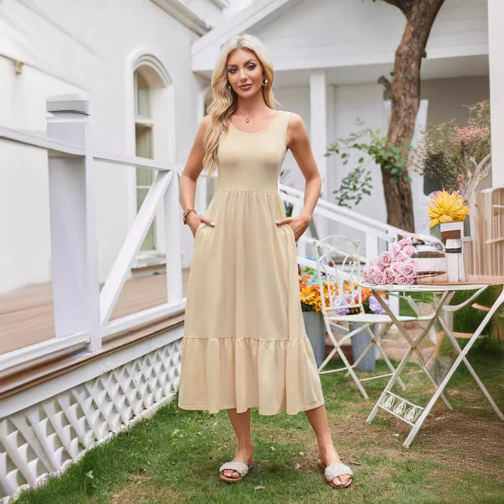 Maxi dress for women with practical pockets and flowy skirt Lune London