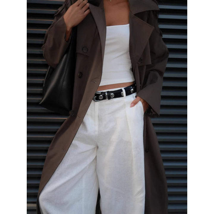 Elegant trench coat for women with modern details and a slim silhouette Lune London