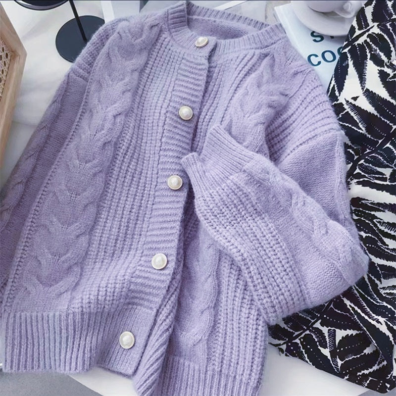 Cardigan Tricot Doux pour Femmes avec Détails de Boutons en Perle et Texture en Tricot Câble Chic & Stil