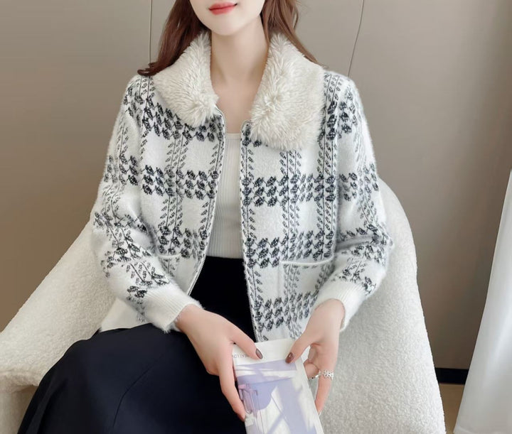 Cardigan pour femmes designer avec col en fausse fourrure luxueux Chic & Stil