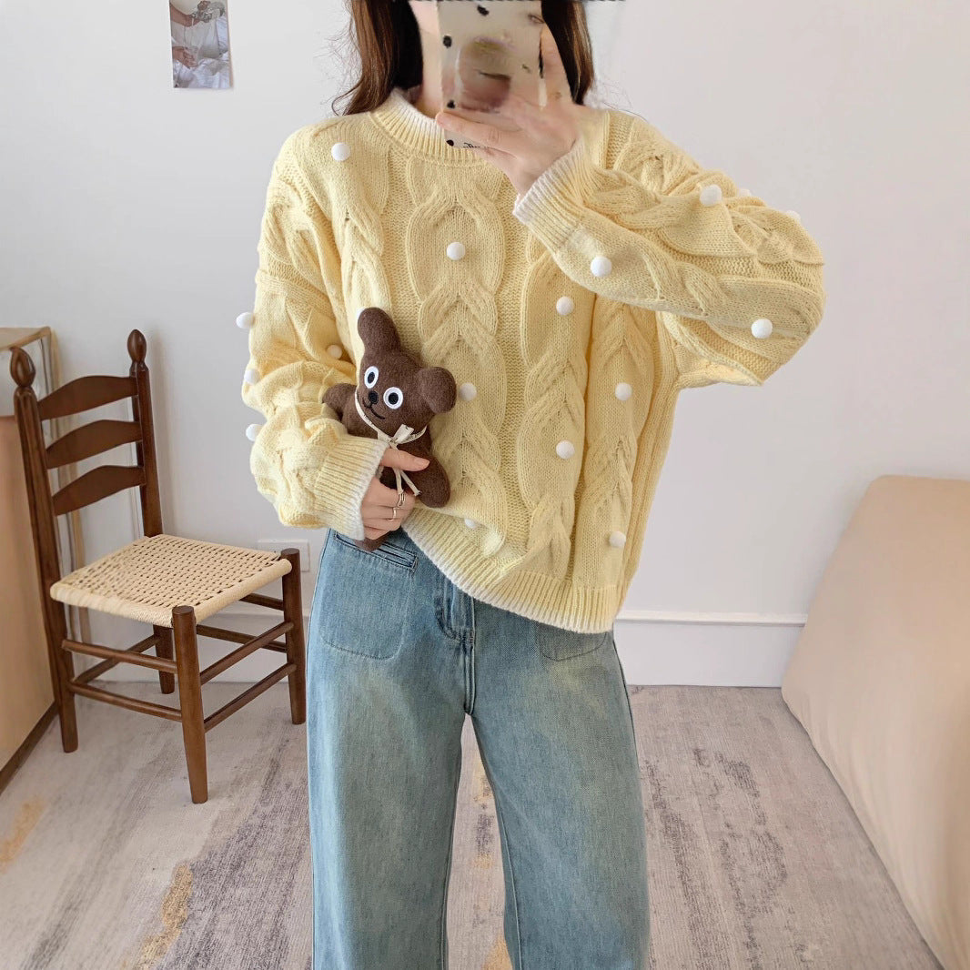 Pull en maille pour femmes avec texture en double câble et pompons décoratifs Chic & Stil