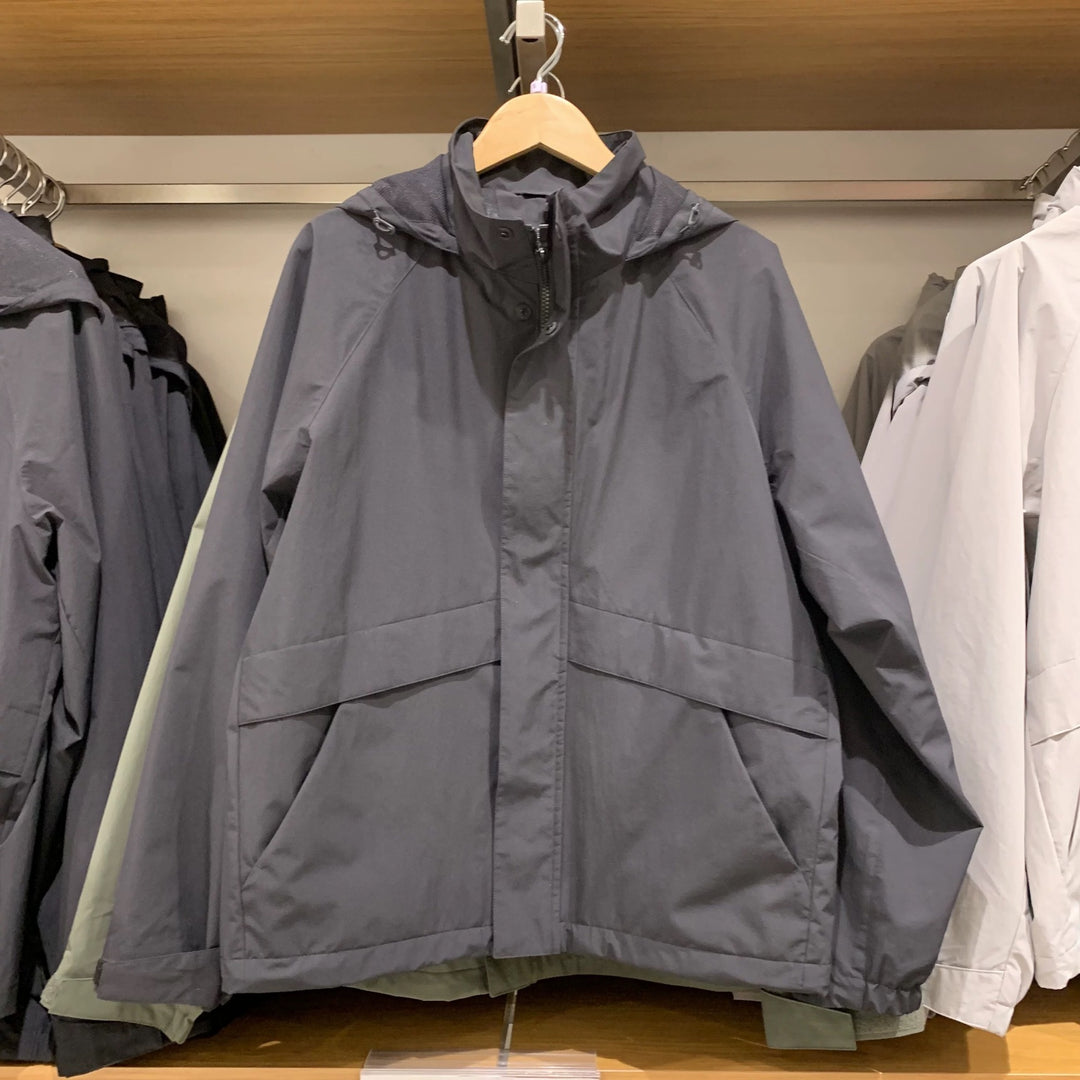 Veste d'extérieur pour femmes avec capuche réglable et caractéristiques respirantes Chic & Stil