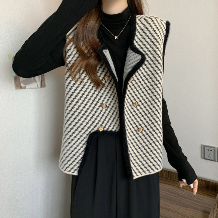 Knit cardigan for women with an elegant cut and classic button details Lune London