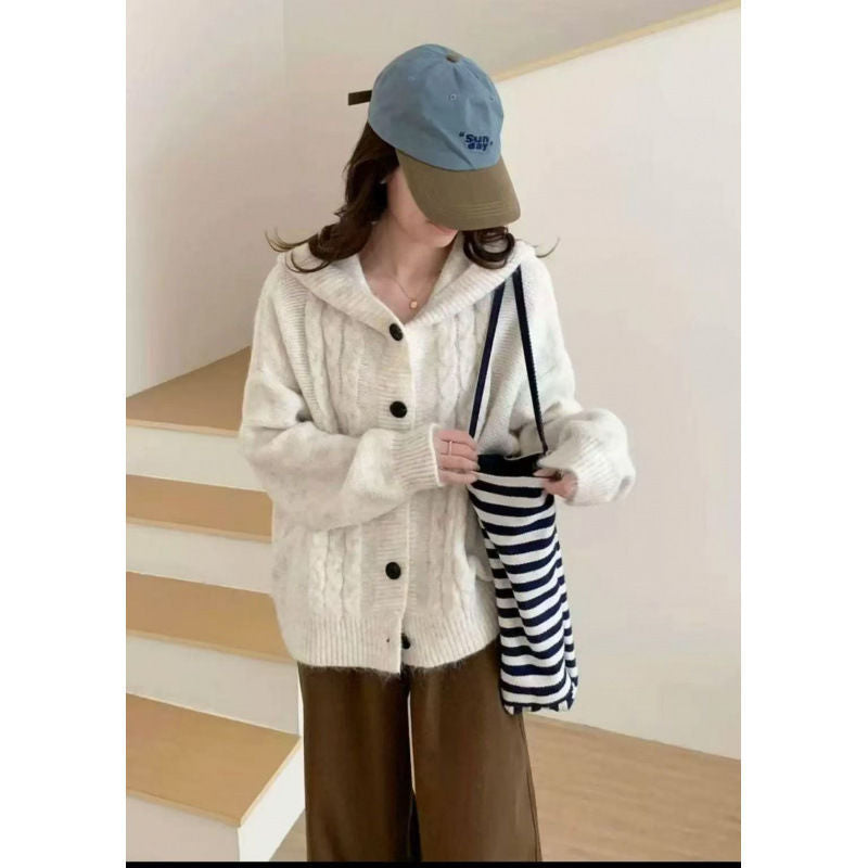Cardigan Cozy pour femmes avec col à capuche confortable et boutons accrocheurs Chic & Stil