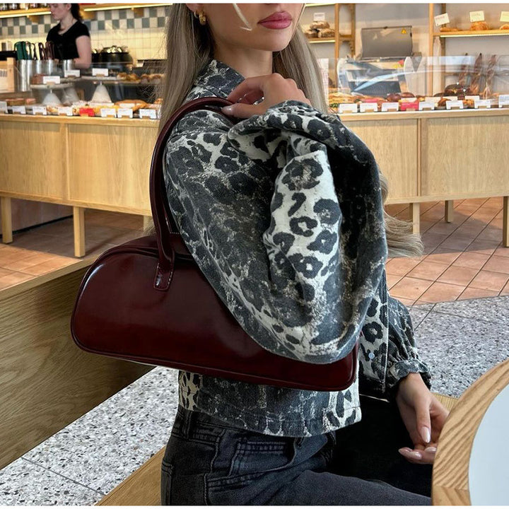 Elegant retro design handbag for ladies with an ergonomic carry handle Lune London