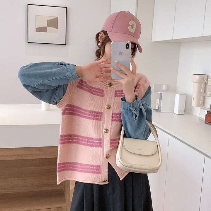 Cardigan féminin confortable avec des rayures modernes et une fermeture à boutons tendance Chic & Stil