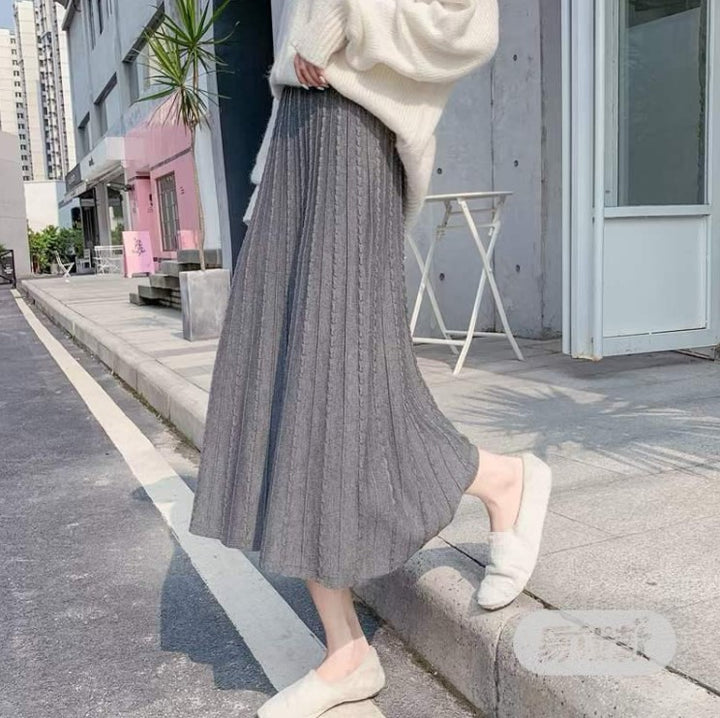 Pleated skirt for women in soft material with elastic waistband Lune London