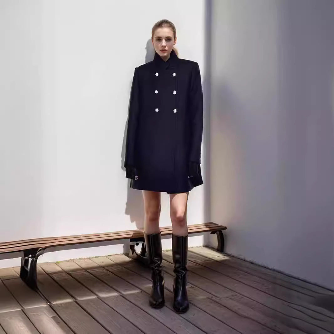 Elegant wool coat for women with double-breasted buttons and practical high collar Lune London