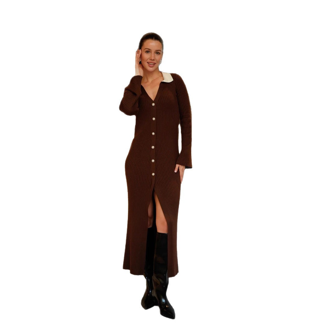 Robe en tricot pour femmes avec un élégant décolleté en V et de luxueux détails en boutons Chic & Stil