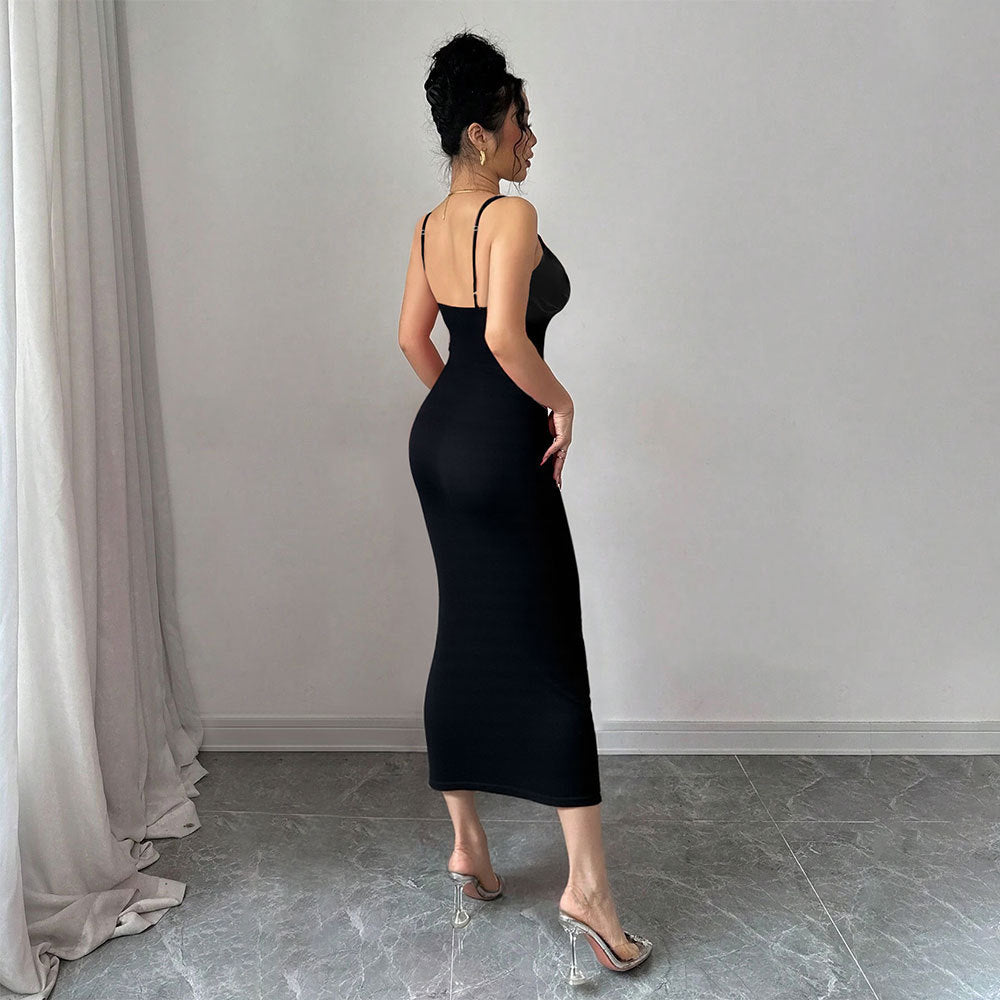 Robe midi ajustée pour femmes avec décolleté élégant et fines bretelles spaghetti Chic & Stil