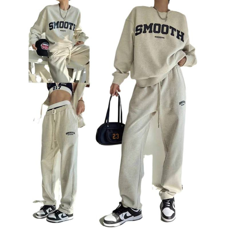 Women's set with cropped sweatshirt and comfortable jogging pants Chic & Stil