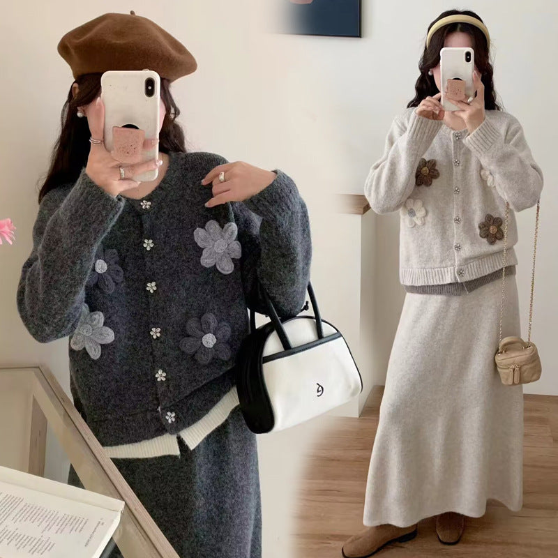 Cardigan pour femmes avec des appliqués floraux et jupe maxi Chic & Stil