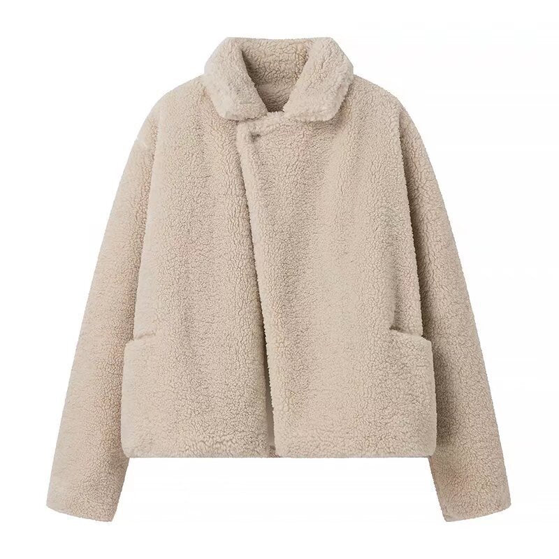 Veste teddy douillette pour femmes avec un revers moderne Chic & Stil